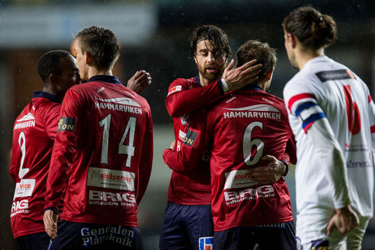 Örgrytes George Mourad jublar och omfamnas av Hannes Sahlin