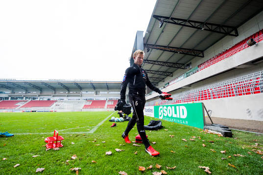 Helsingborgs Andreas Landgren lämnar planen