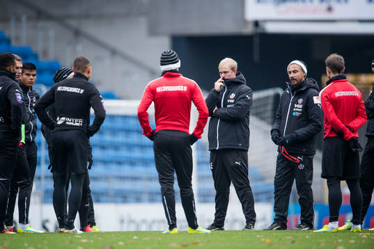 Helsingborgs manager Henrik Larsson håller i en samling
