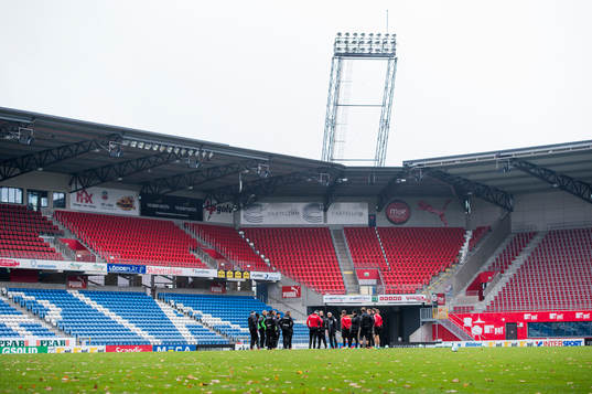 Helsingborgs manager Henrik Larsson håller i en samling