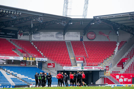 Helsingborgs manager Henrik Larsson håller i en samling