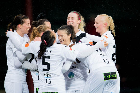 Rosengårds spelare firar Ebba Wieder gjort 3-0