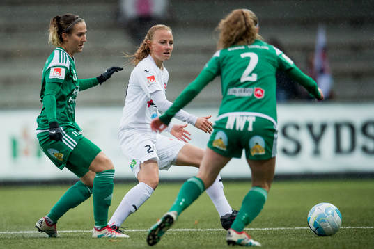 Rosengårds Ebba Wieder bevakas av Mallbackens Kirsty