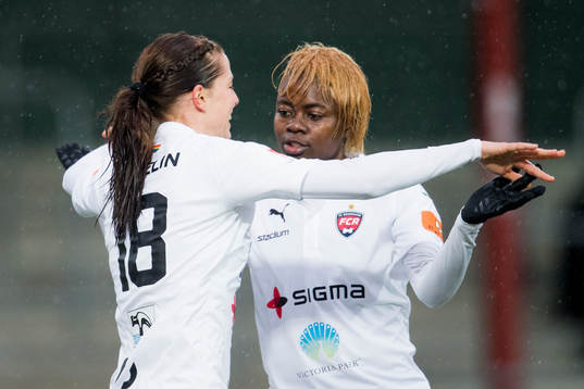 Rosengårds Lotta Schelin kramas om av Gaëlle Enganamouit