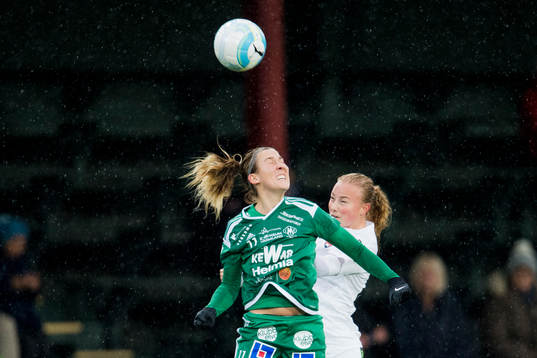 Mallbackens Kirsty Yallop och Rosengårds Ebba Wieder