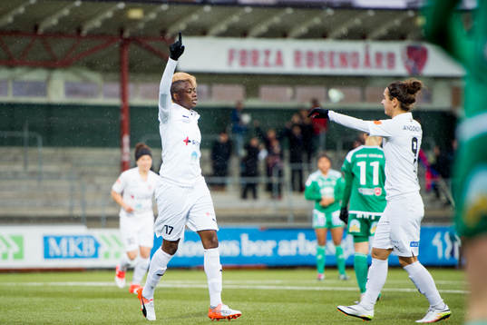 Rosengårds Gaëlle Enganamouit jublar med Natasa Andonova