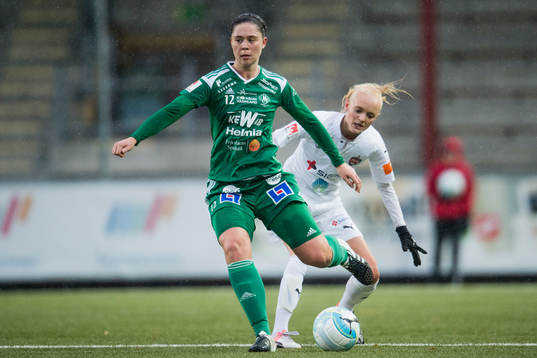 Mallbackens Zoe Nessoch bevakas av Rosengårds Emma