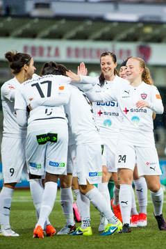Rosengårds Gaëlle Enganamouit krams om av lagkamraterna