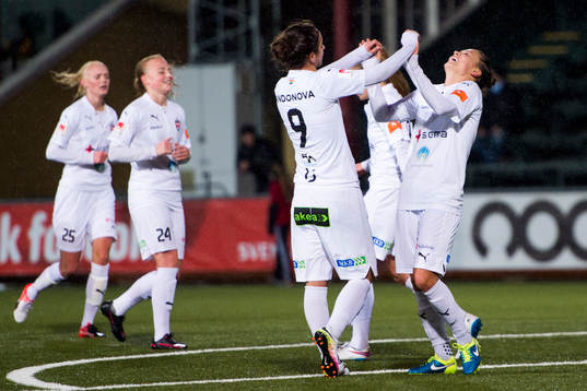 Rosengårds Natasa Andonova och Alexandra Lowe Riley jublar