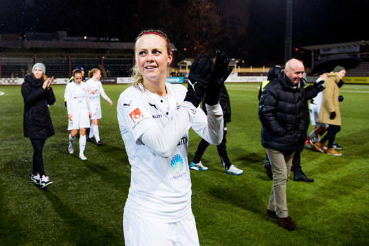 Rosengårds Emma Pennsäter tackar publiken