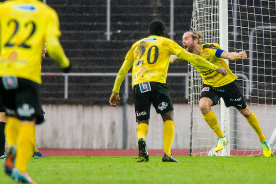 Mjällbys Adam Larsson jublar
