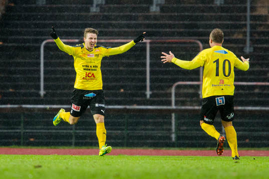 Mjällbys Joel Nilsson jublar med Marcus Ekenberg