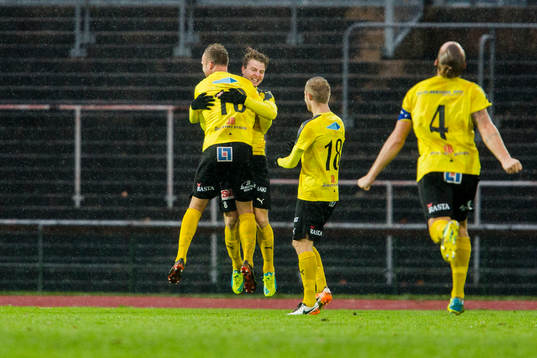 Mjällbys Joel Nilsson jublar med Marcus Ekenberg