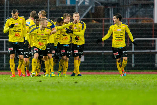 Mjällbys Joel Nilsson jublar med lagkamrater