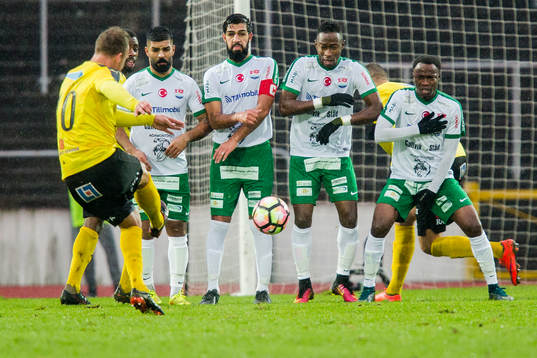 Prespas spelare står i mur