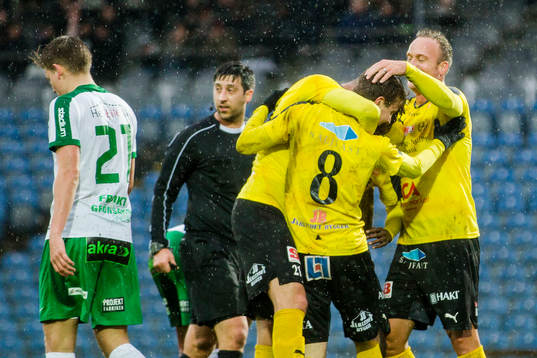 Prespas Emmanuel Ayaah Okine deppar samtidigt som Mjällbys