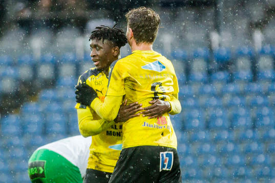 Mjällbys Joel Nilsson (ryggen åt kameran) jublar