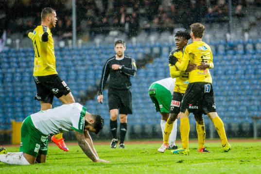 Mjällbys Joel Nilsson (ryggen åt kameran) jublar
