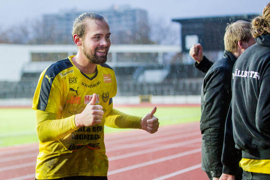 Mjällbys Adam Larsson jublar med publiken
