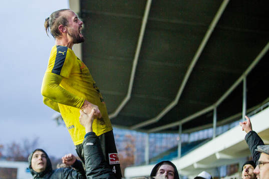 Mjällbys Adam Larsson jublar med publiken