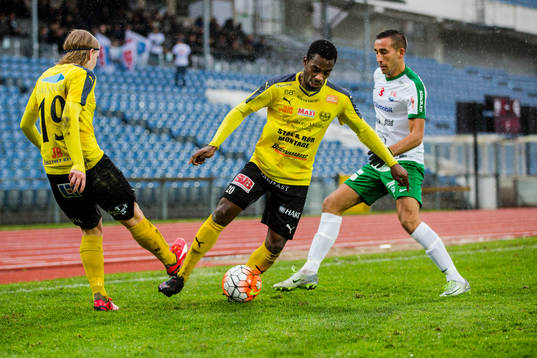 Mjällbys Theophilus Ola med bollen