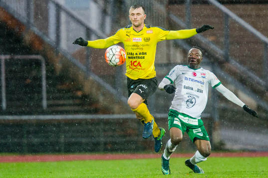 Mjällbys Adi Terzic fångar bollen