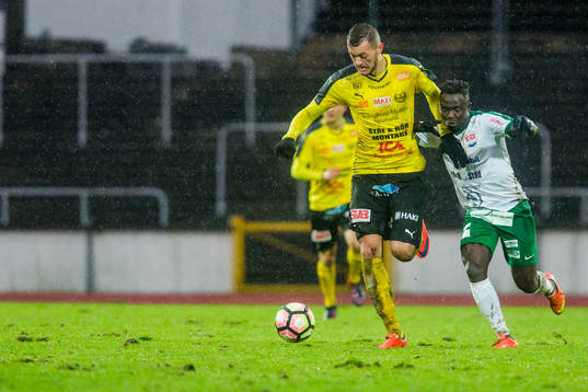 Mjällbys Albert Ejupi och Prespas Yakubu Akilu