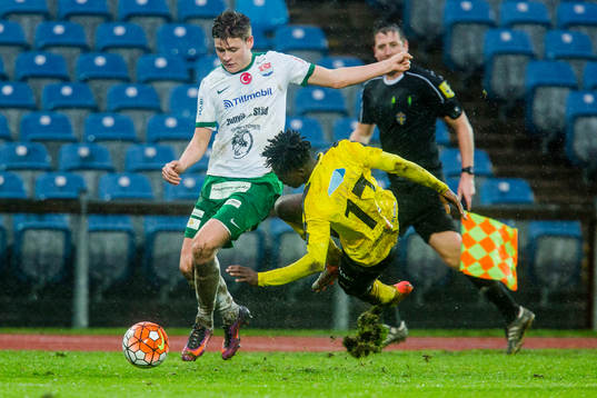 Prespas Hannes Cederholm och Mjällbys Mamudu Moro