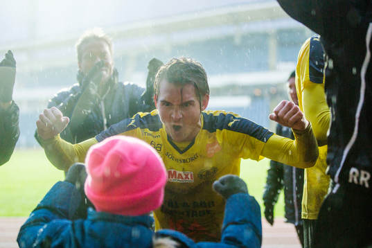 Mjällbys Jens Sjöström jublar med supporter