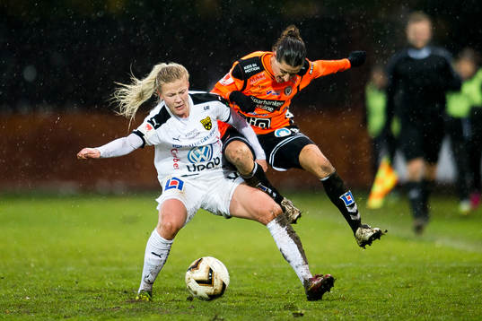 Kristianstads Johanna Rasmussen i kamp om bollen