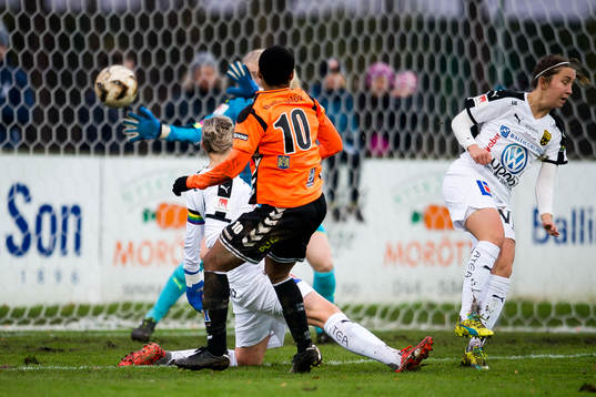 Kristianstads Ida Rebecca Guehai skjuter in 1-0 målet