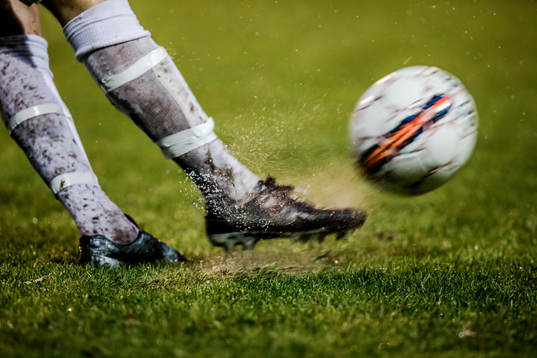 En Trelleborgsspelare skjuter iväg en frispark