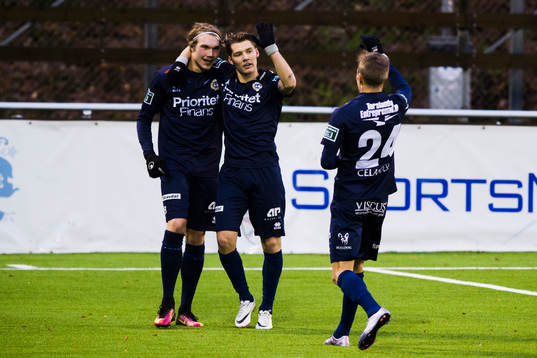 Målskytten till 3-0, Utsiktens Oskar Wallén, jublar med