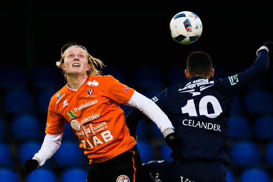 Trollhättans Oscar Ehner i nickduell med Utsiktens Fuad