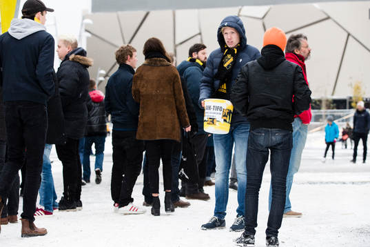 En AIK-supporter samlar pengar till AIK-TIFO utanför
