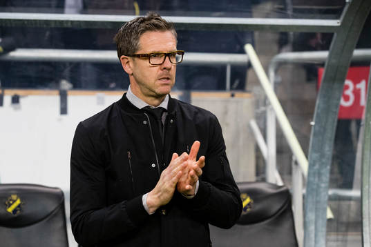 s tränare Rikard Norling innan fotbollsmatchen i