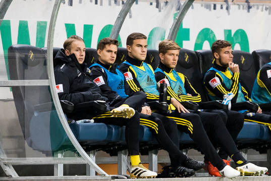 s målvakt Patrik Carlgren sitter på läktaren