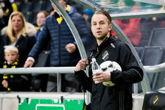 s målvakt Patrik Carlgren på avbytarbänken innan