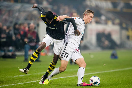 s Alexander Isak i kamp om bollen med Kalmars Viktor Elm