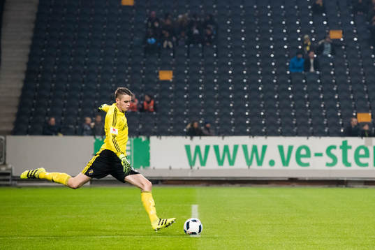 s målvakt Oscar Linnér med en utspark