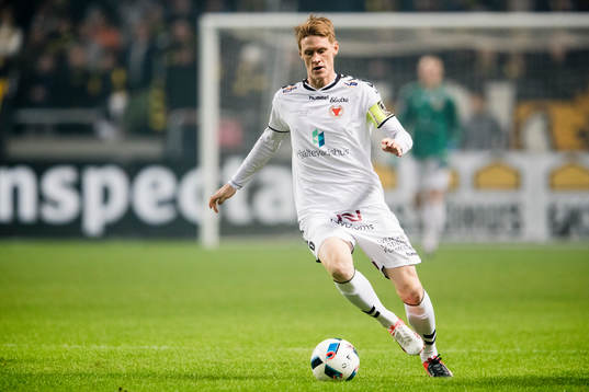 Kalmars Rasmus Elm med bollen