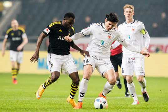 s Chinedu Ogbuke Obasi i kamp om bollen med Kalmars Marko