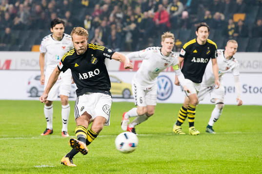 s Daniel Sundgren skjuter en straff