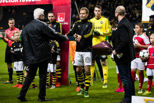 s Per Karlsson innan fotbollsmatchen i Allsvenskan mellan
