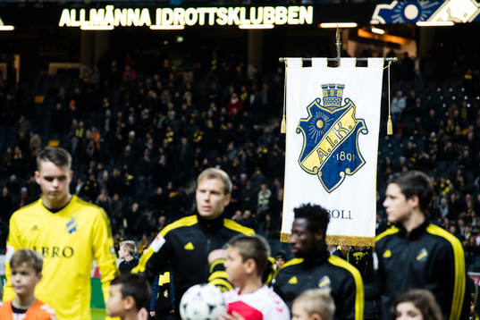 s emblem innan fotbollsmatchen i Allsvenskan mellan AIK och