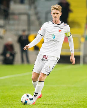 Kalmars Rasmus Elm med bollen
