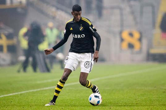 s Alexander Isak med bollen