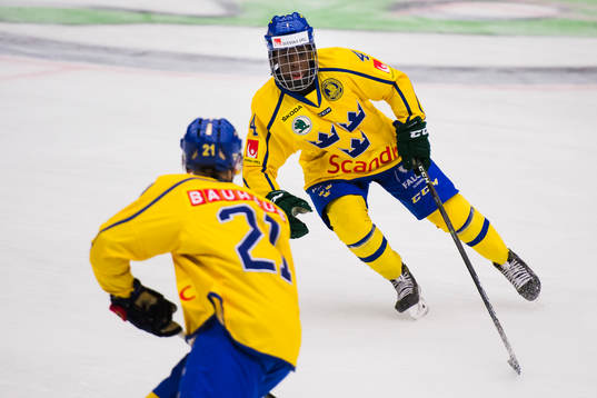 Sveriges Jonathan Davidsson driver pucken mot Hugo Enock