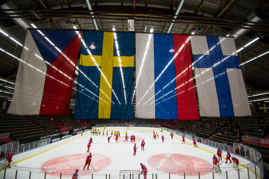 Tjeckiens, Sveriges, Rysslands och Finlands flaggor i