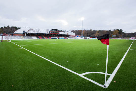 Vy över Grimsta IP innan fotbollsmatchen i Division 1